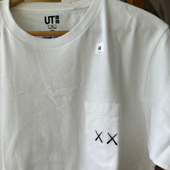 [NEW] KAWS x Uniqlo white tee - Picture 2 of 7